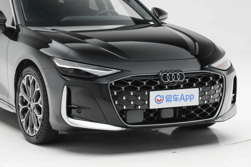 奥迪A6L2.0T quattro尊享致雅型前格栅侧俯拍