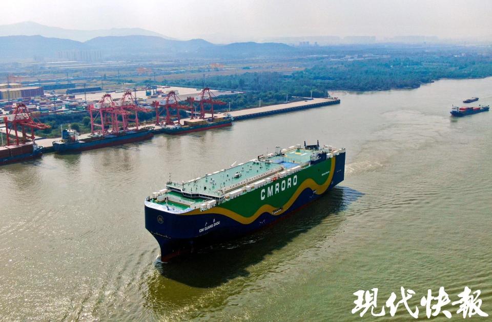 南京至欧洲滚装外贸新航线开通 首航装载1530台国产新能源车 7800车位甲醇双燃料巨轮创靠泊纪录