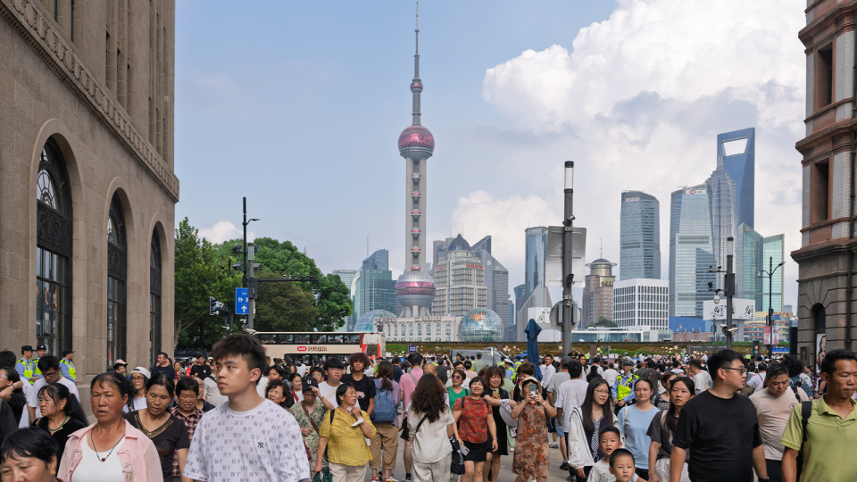 国庆假期第二天全社会跨区域人员流动量超3亿人次 公路超2.8亿 高速公路车流量保持高位运行