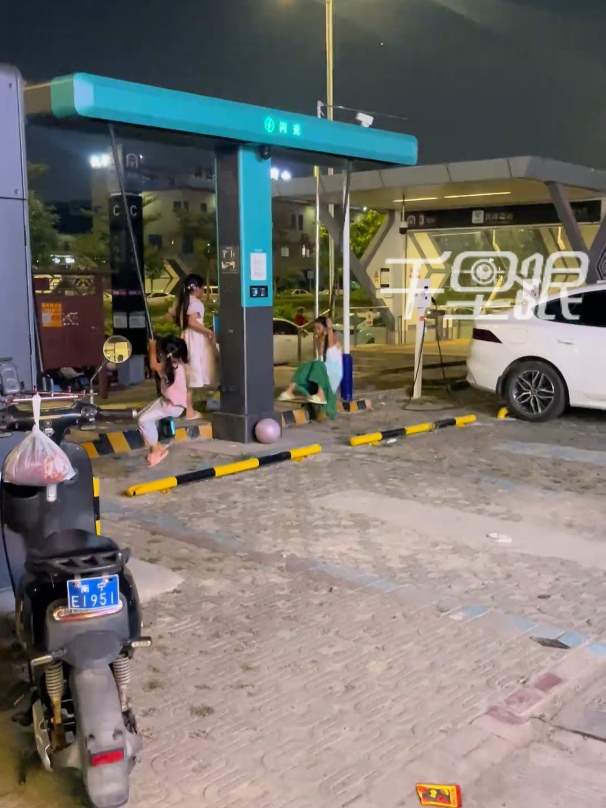 儿童把比亚迪兆瓦闪充桩线缆当秋千荡上热搜 千伏高压桩安全引担忧 客服回应将安排站点巡查