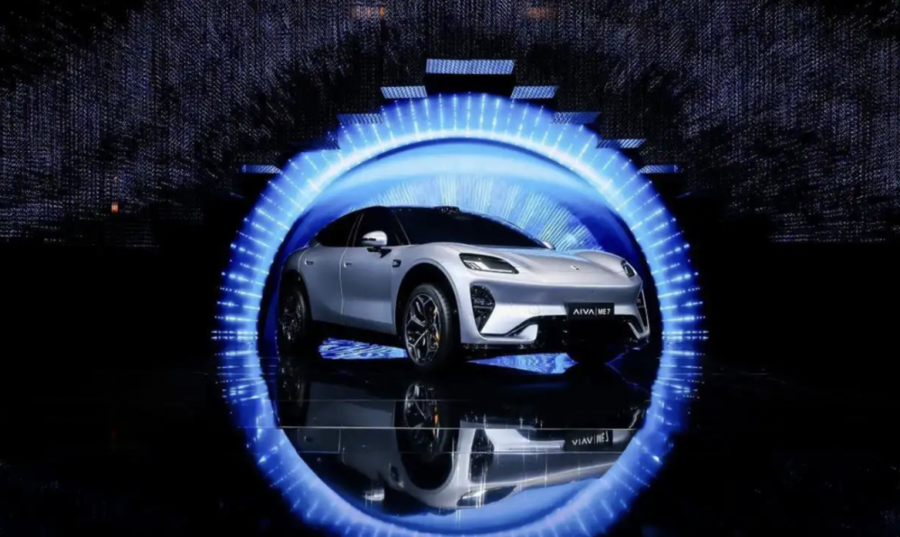 赛豆AIVA首款量产车ME7巴黎完成全球首秀 豆包大模型座舱上车 纯电版配宁德时代电池